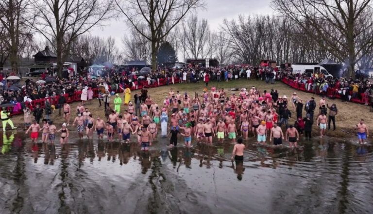 Tiszafüreden 2025-ben is lesz újévi csobbanás a jeges vízben