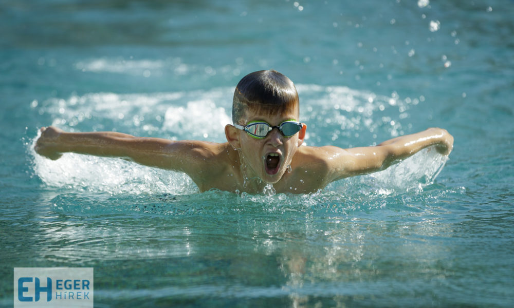 Gyerekeknek szóló játékos úszásoktatás az Egri Úszó Klub szervezésében
