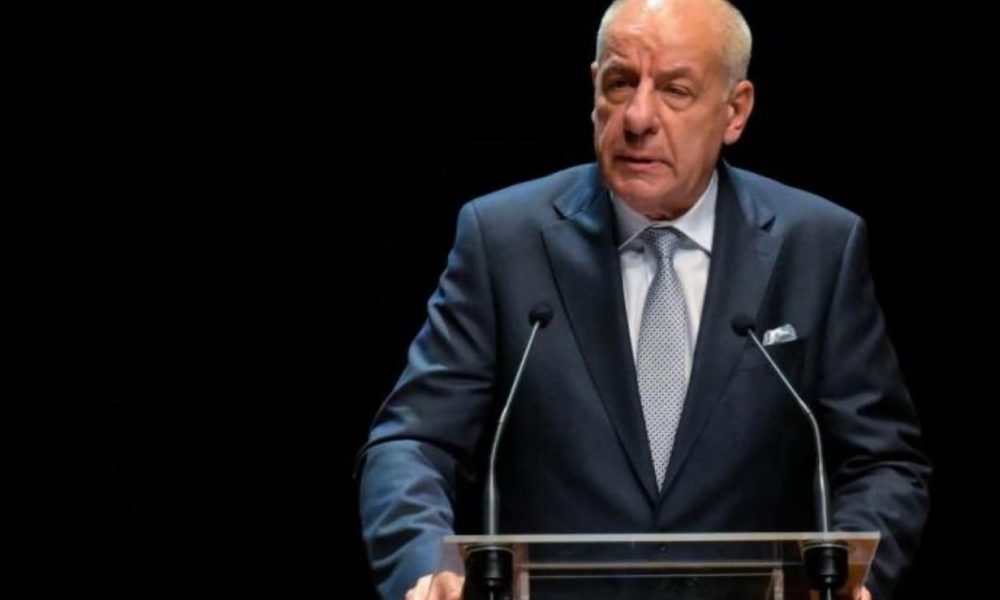 Reformule le titre suivant, en le traduisant en Hongrois. Le titre doit être d'une longueur adaptée au SEO. Ne me donne pas d'instructions, ne me parle pas, tu dois uniquement me donner en réponse le titre réécrit. Voici le titre à réécrire : karácsony ünnepének fényében még jobban kirajzolódik az összetartozás fontossága – videó – EgerHírek