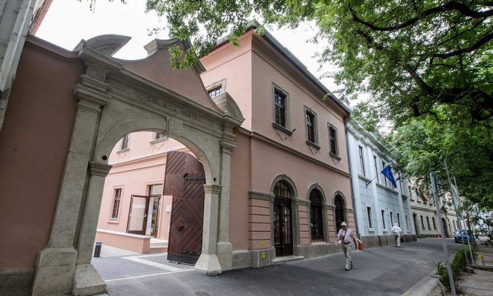 Reformule le titre suivant, en le traduisant en Hongrois. Le titre doit être d'une longueur adaptée au SEO. Ne me donne pas d'instructions, ne me parle pas, tu dois uniquement me donner en réponse le titre réécrit. Voici le titre à réécrire : Élet költözhet a volt Helyőrségi Klub kávézójába

