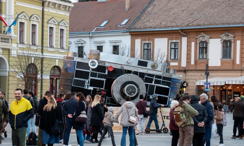 Óriási Leica-szobor a Dobó téren – különleges kiállítás nyitja az Egri Tavaszi Fesztivált