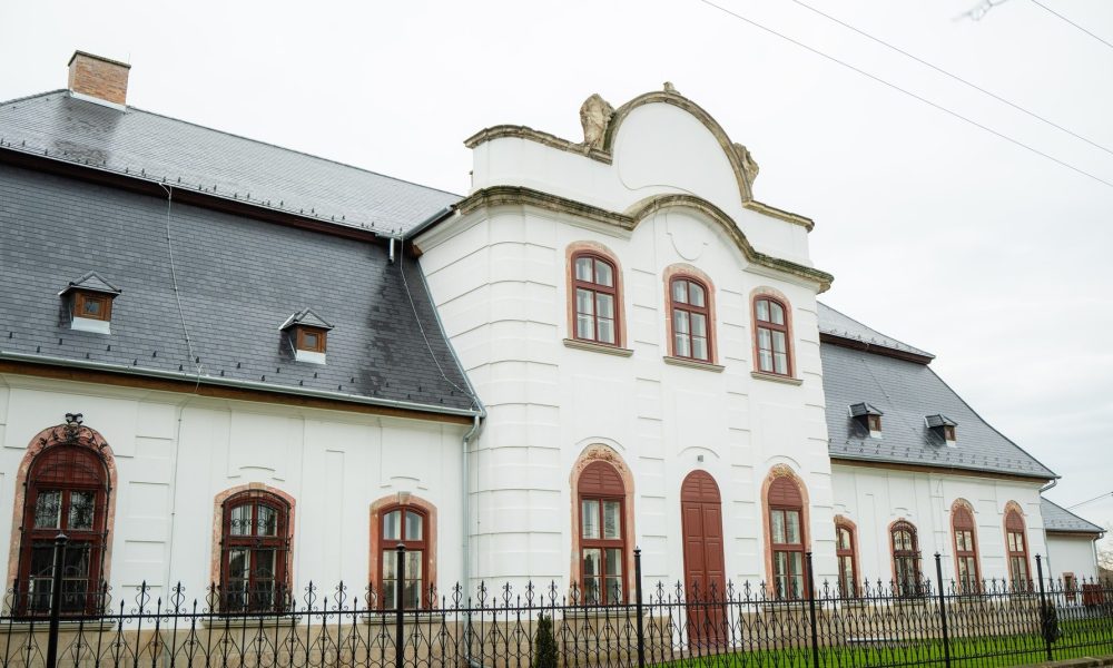Szijjártó Péter adta át Boconádon a felújított Szeleczky-kastélyt