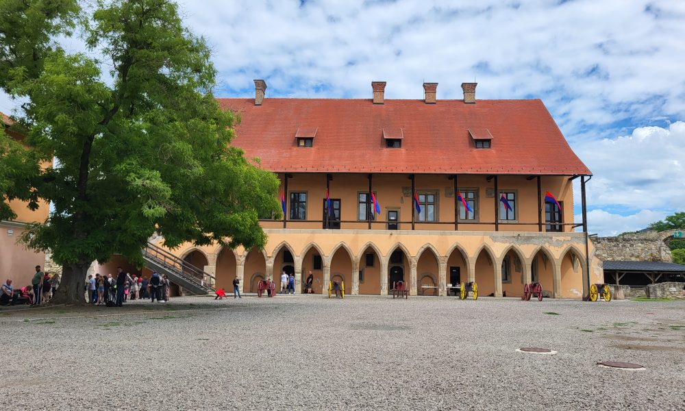 Harminchárom műalkotás érkezik a Magyar Nemzeti Bank műgyűjteményéből a Dobó István Vármúzeumba
